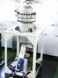 AKICO製 100L 発泡槽。底部撹拌と専用排出弁を備えたポリマー用オートクレーブ