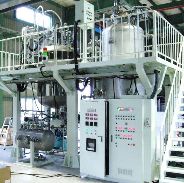 AKICO製 バッチ式 廃プラスチック分解設備（170℃・1.5MPa）。加熱槽・分解槽 各2,500L