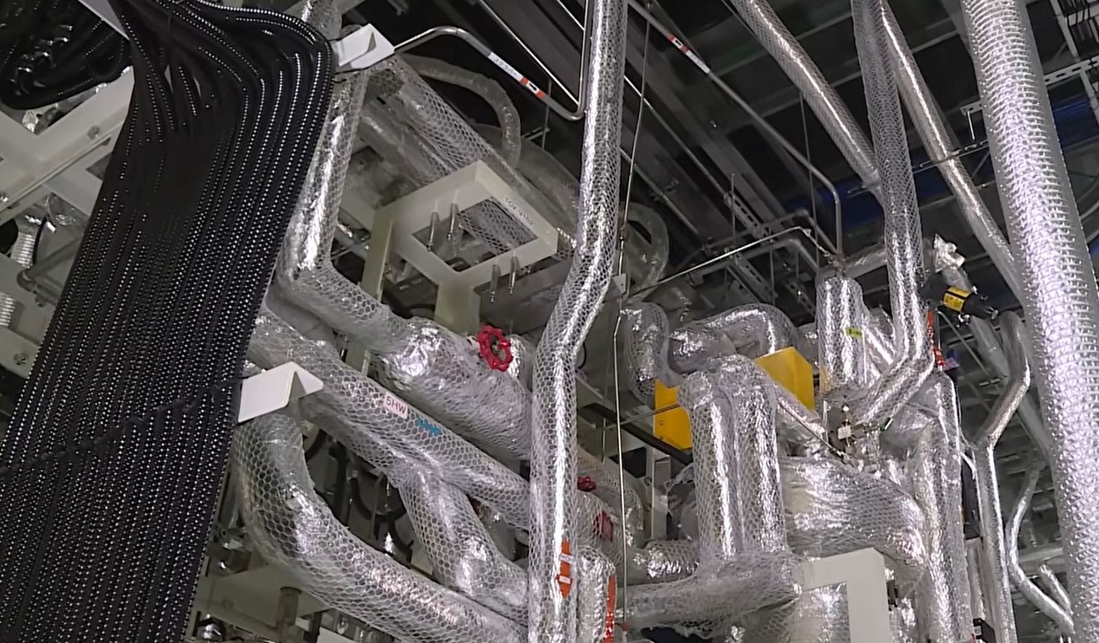 Insulated high-pressure process piping and cable trays on an AKICO pilot plant